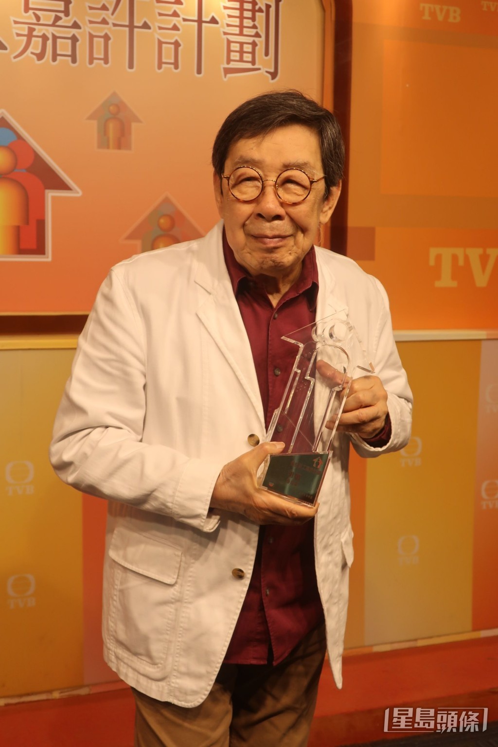 胡枫自21岁起，已有步行养生的习惯，维持至今超过70年，甚至在片场也尽量“站多过坐”，并坚持每日尽量活动至少两小时。（图片来源：星岛日报）