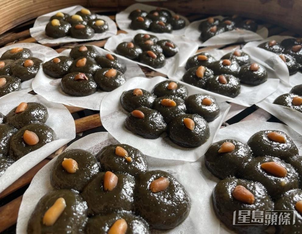 李木星指,童年時協助母親採摘雞屎藤葉作下午茶。 受訪者提供 李木星指,童年時協助母親採摘雞屎藤葉作下午茶。 受訪者提供