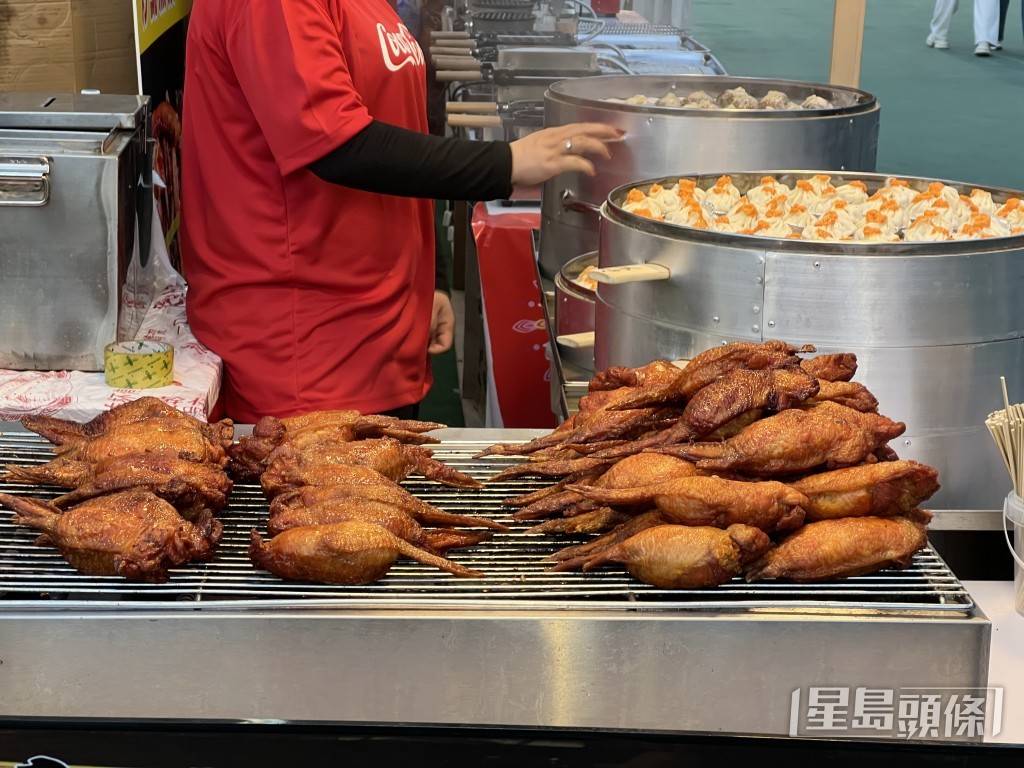 雞翼包飯開市售價40元一隻。曹露尹攝 雞翼包飯開市售價40元一隻。曹露尹攝