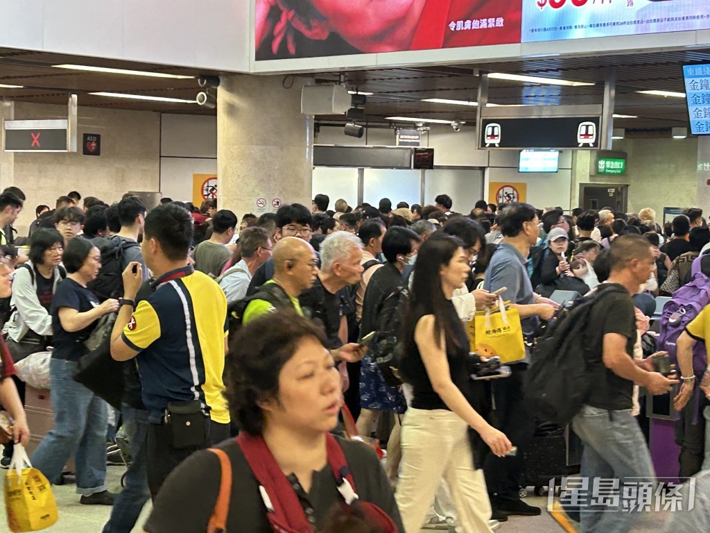 有港鐵職員協助疏導人潮。