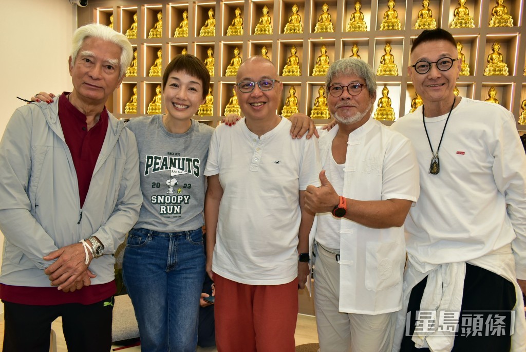 高雄叔和江美儀、楊紹鴻、曾偉明及盧惠光齊難得在佛堂相聚。
