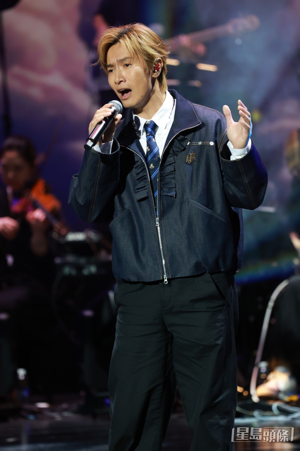 陳柏宇獲獎唱歌。