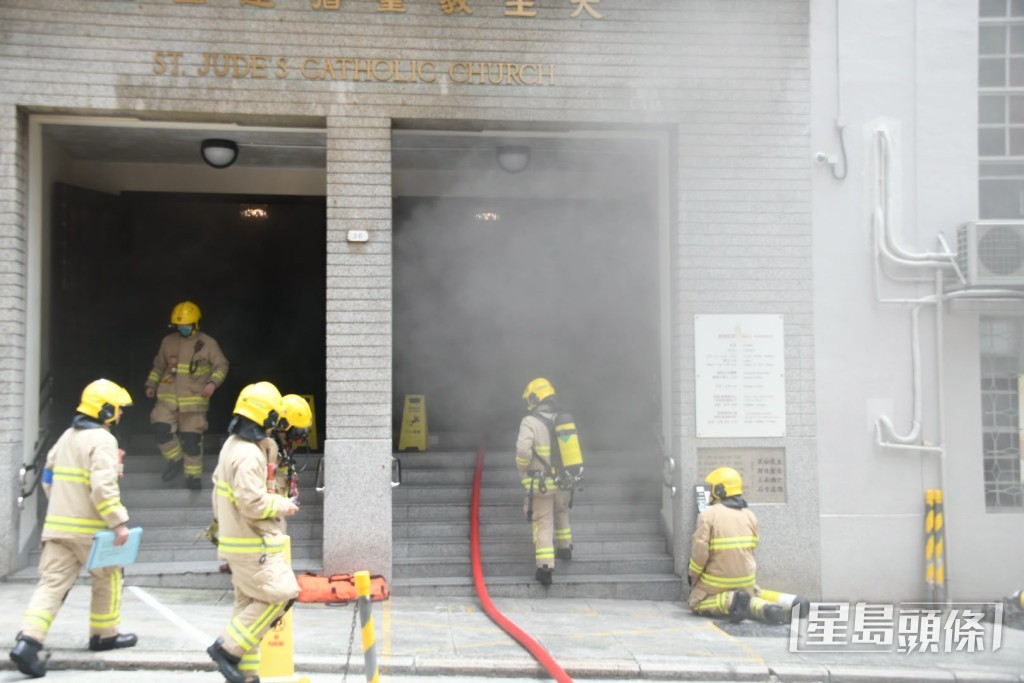 消防到場救熄火警。楊偉亨攝 消防到場救熄火警。楊偉亨攝