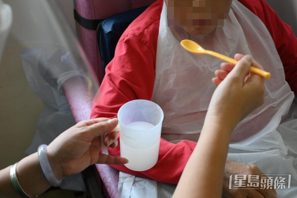 政府拟设「护理保健师」制度，以填补院舍人手短缺。