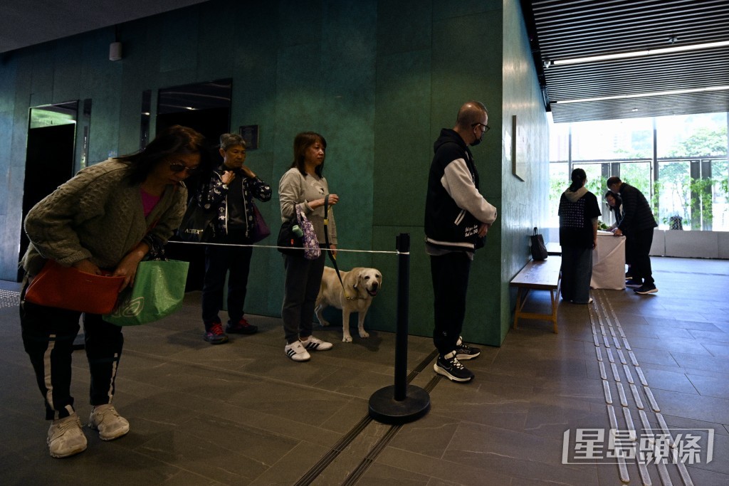 摩頓臺活動中心弔唁處。劉駿軒攝