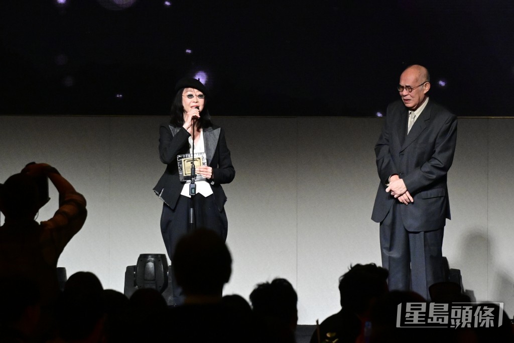 张婉婷（左）表示代表多谢跟罗启锐合作过的人，若没有他们鞭策不会行到这一步，并多谢导演会颁这个奖给罗启锐，因为对他来说很珍贵。