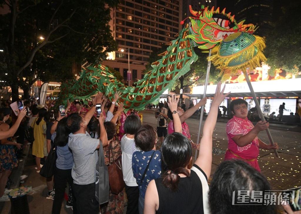 「國慶中華龍獅大匯演」於中環舉行，吸引不少市民圍觀。陳浩元攝