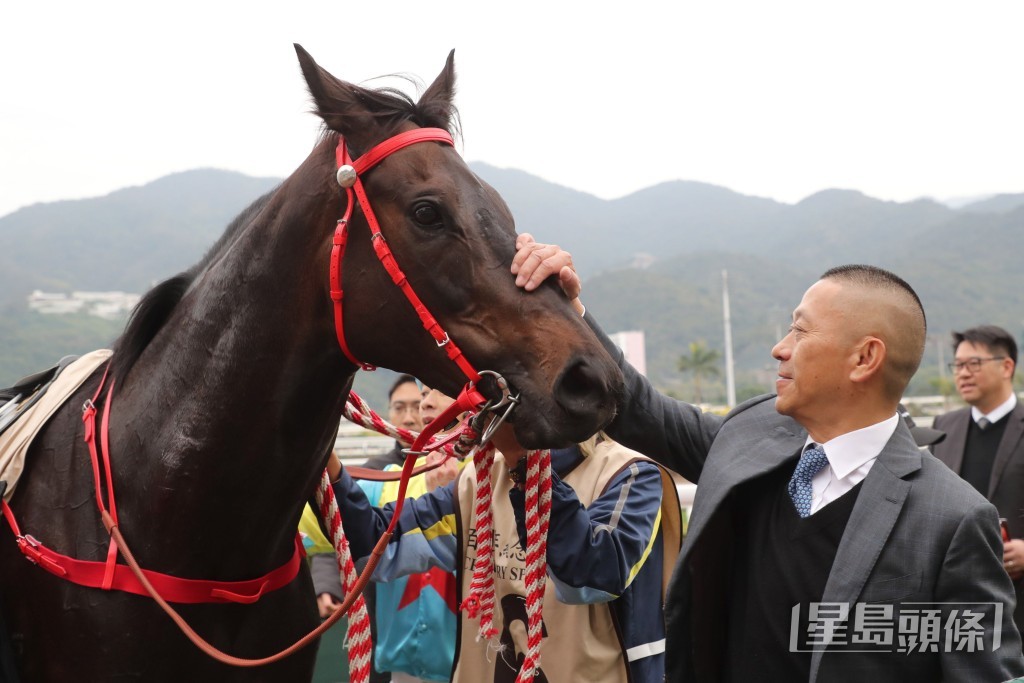 沈集成取得本季第三場一級賽頭馬後在凱旋門祝捷。