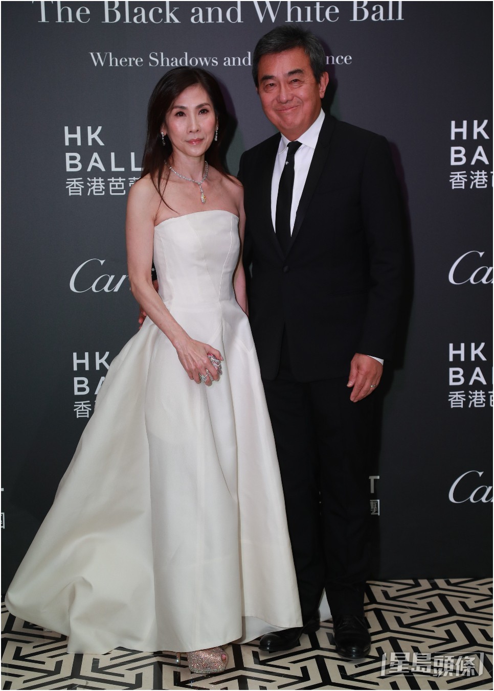 何明懿(左)穿着白色礼服到场。 何明懿(左)穿着白色礼服到场。
