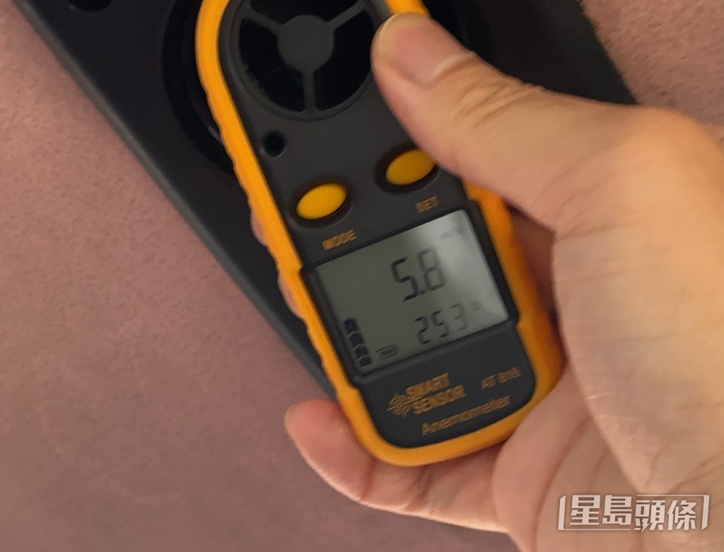 98號巴士上層尾排出風口量得25.3度。
