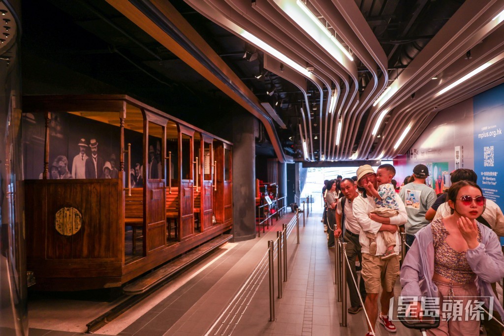 旅客要排逾一個小時才能成功搭上纜車。 旅客要排逾一個小時才能成功搭上纜車。