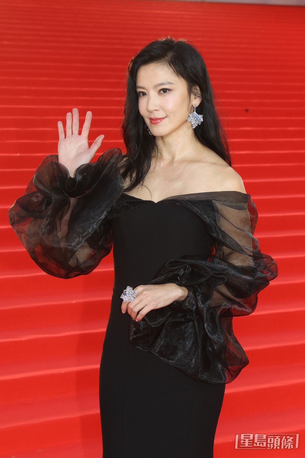 台湾女星林熙蕾负责颁发奖项“最佳男配角”。  ​
