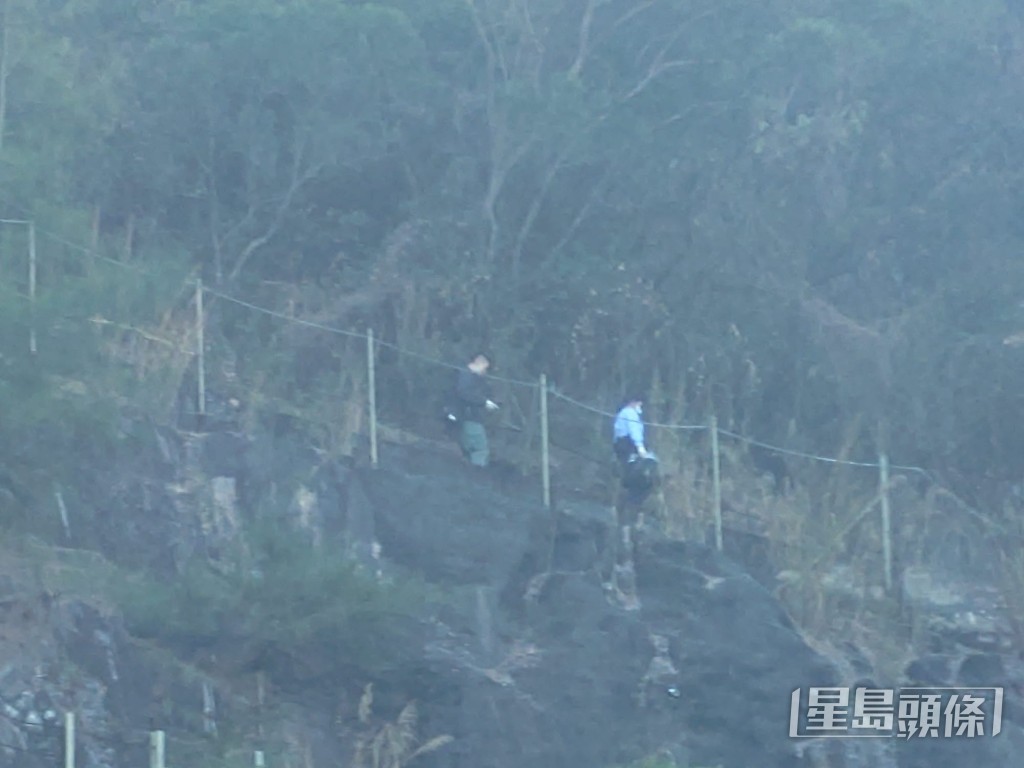 警方在山坡上調查。蔡楚輝攝 警方在山坡上調查。蔡楚輝攝