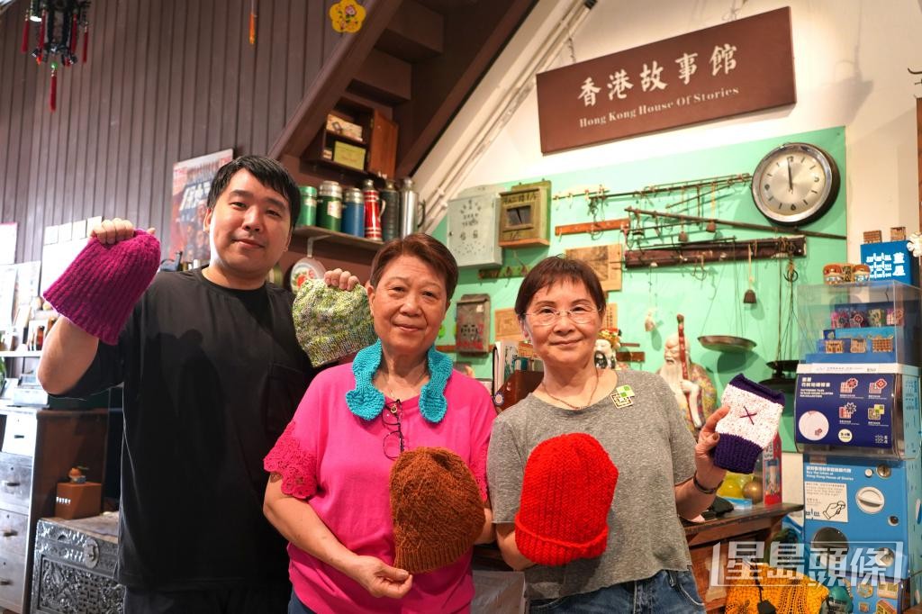 聖雅各福群會香港故事館計劃主任曾志雄（左）感謝區太（中）和May婆婆（右）幫忙。