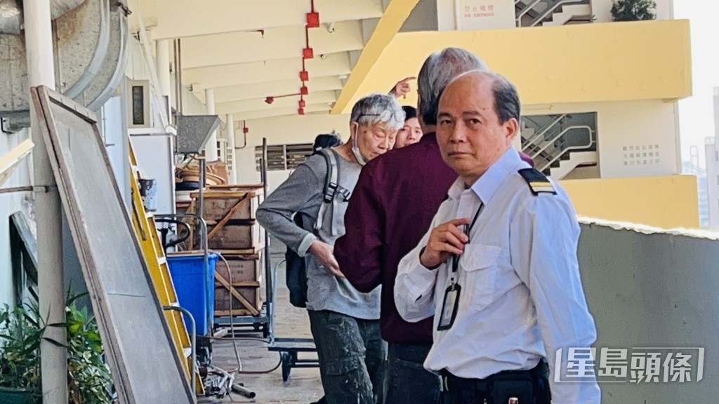 使用磨機的工人(圖左一)幸沒受傷。蔡楚輝攝 使用磨機的工人(圖左一)幸沒受傷。蔡楚輝攝