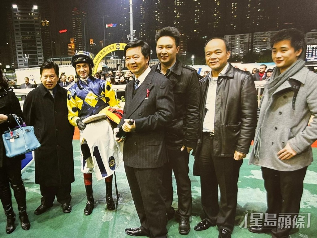 年前馬主爸爸譚握籌第一次拉頭馬，譚輝智都在場(左一)。
