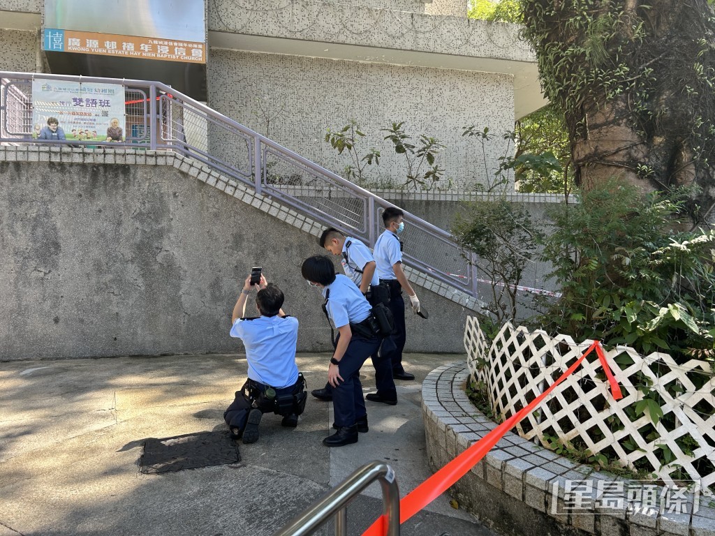 警員在場搜證。