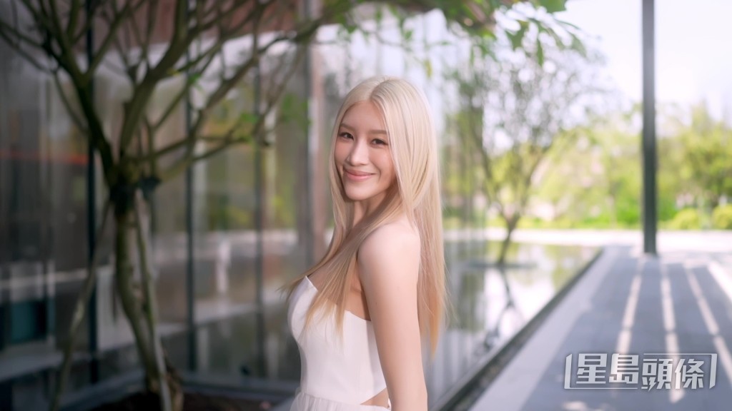 )Juliana係全場唯一著長褲嘅女神。