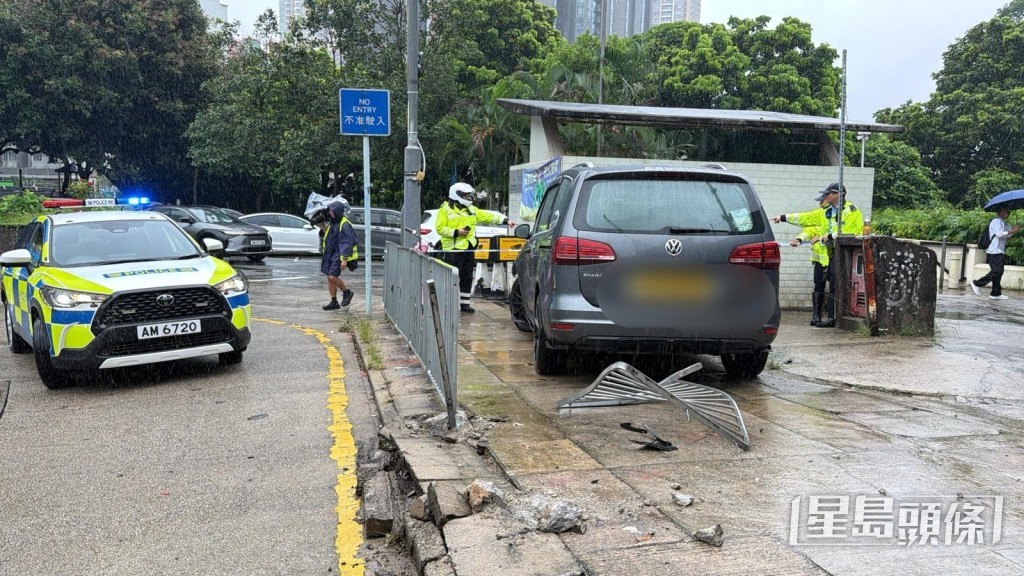 私家車撞欄衝上行人路,男司機一度被困獲救送院。劉漢權攝 私家車撞欄衝上行人路,男司機一度被困獲救送院。劉漢權攝