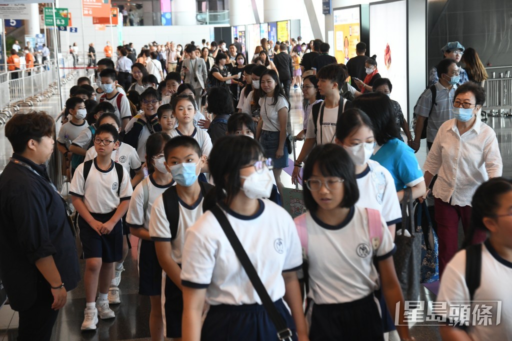 巿民入場參觀書展。何君健攝 巿民入場參觀書展。何君健攝