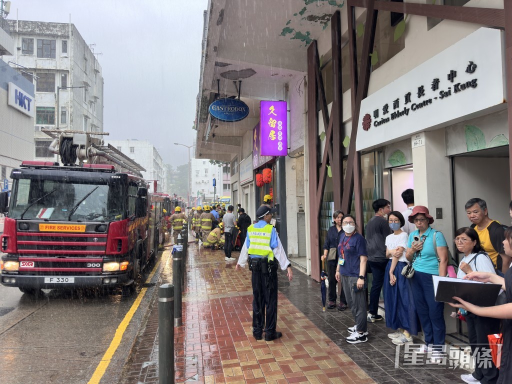 一班長者在長者中心本有活動,現在因火警取消活動。 一班長者在長者中心本有活動,現在因火警取消活動。