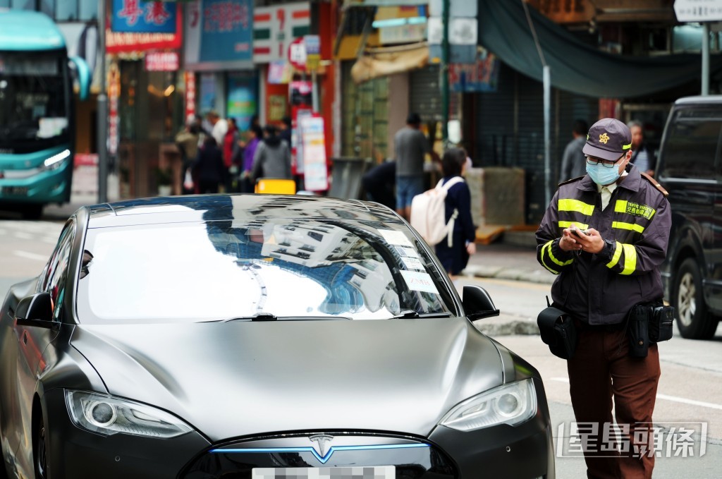 警隊2024年就違例泊車發出定額罰款通知書的數目，約為254.3萬張。吳艷玲攝