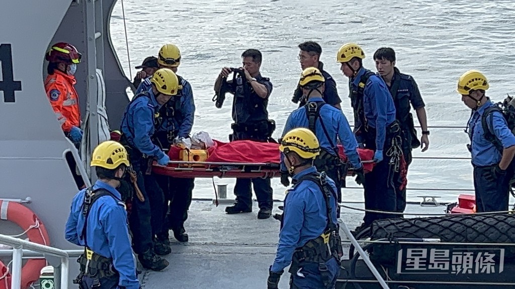 工人由水警輪運送上岸。蔡楚輝攝