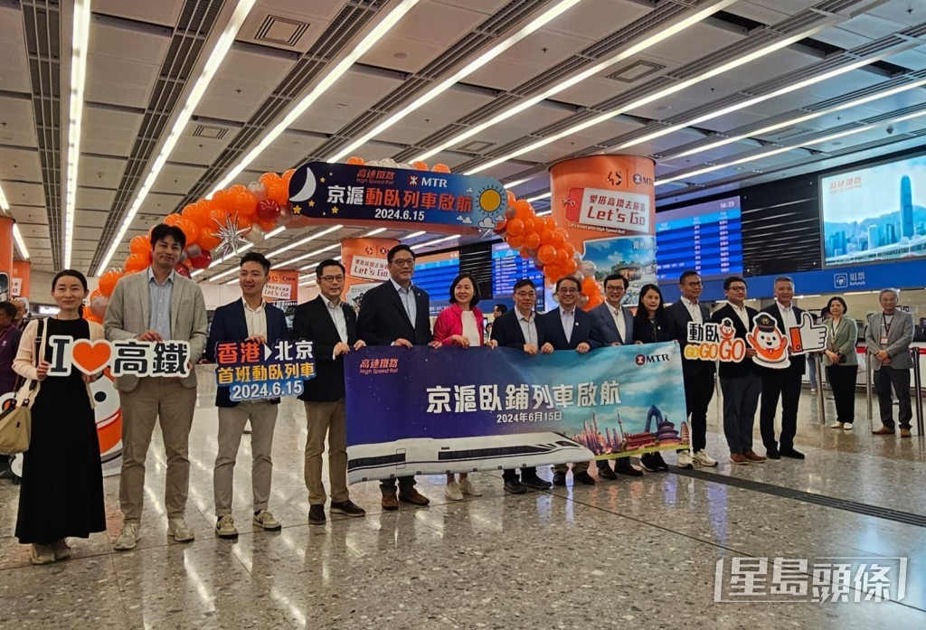 梁宏正今天到高鐵站,為乘坐首班京港動卧列車的大學實習生送行兼打氣。民青局facebook圖片 梁宏正今天到高鐵站,為乘坐首班京港動卧列車的大學實習生送行兼打氣。民青局facebook圖片