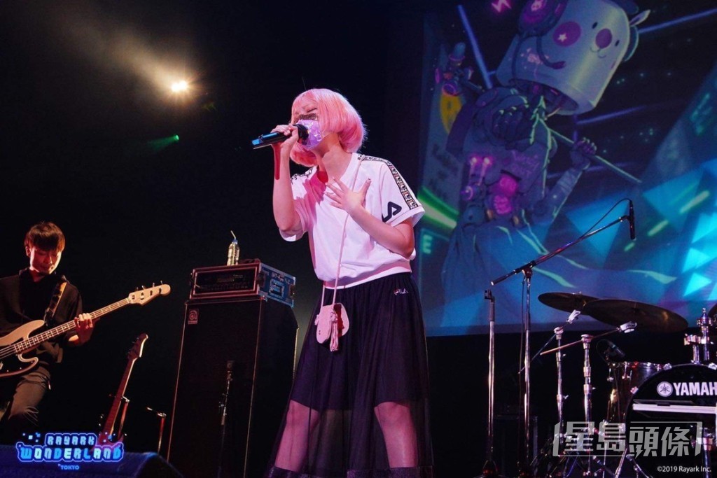 在東京演出。 在東京演出。