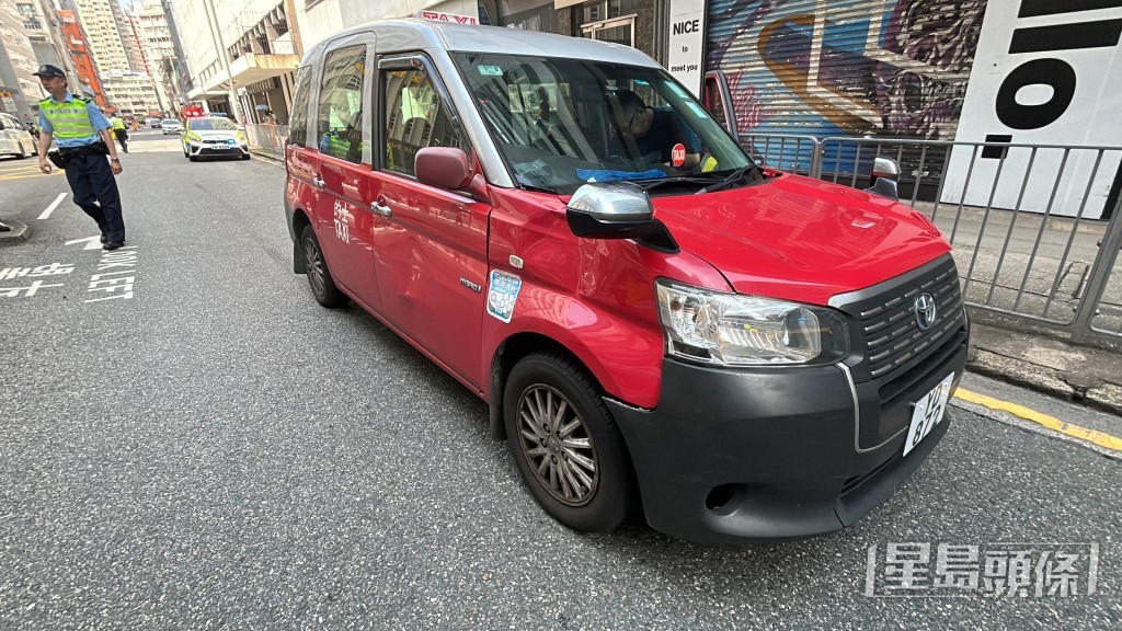 的士車頭輕微損毀。
