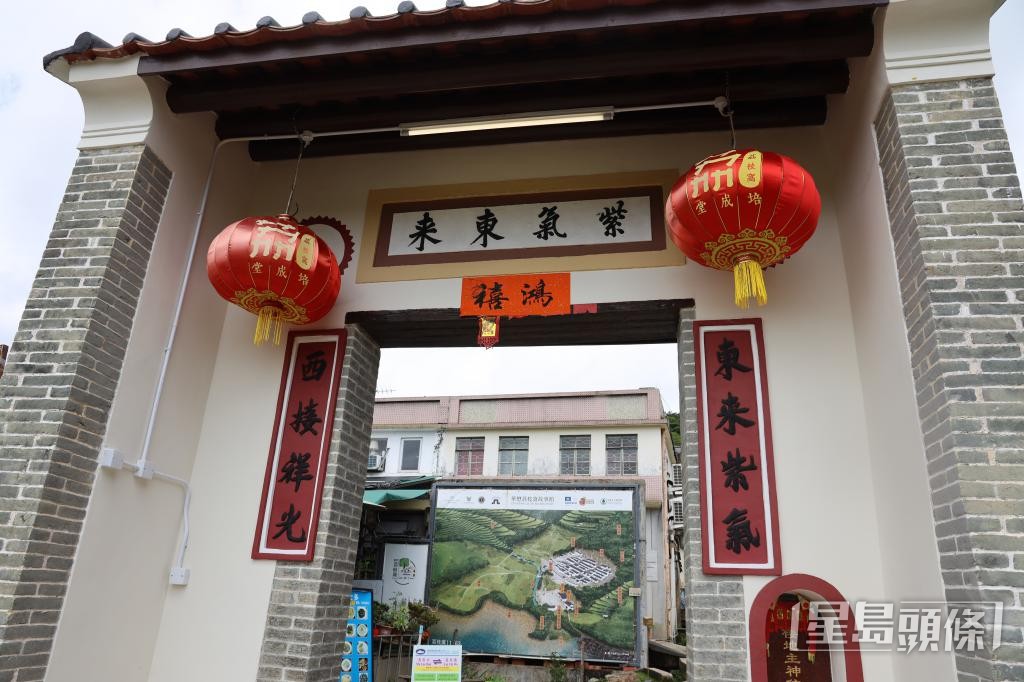 荔枝窩村位於新界東北區的偏遠郊野,由客家曾、黃兩氏於300多年前創建。 荔枝窩村位於新界東北區的偏遠郊野,由客家曾、黃兩氏於300多年前創建。