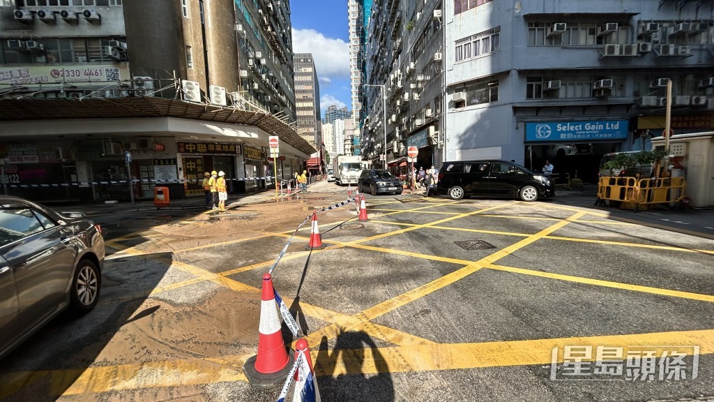 現場須封路搶修。 現場須封路搶修。
