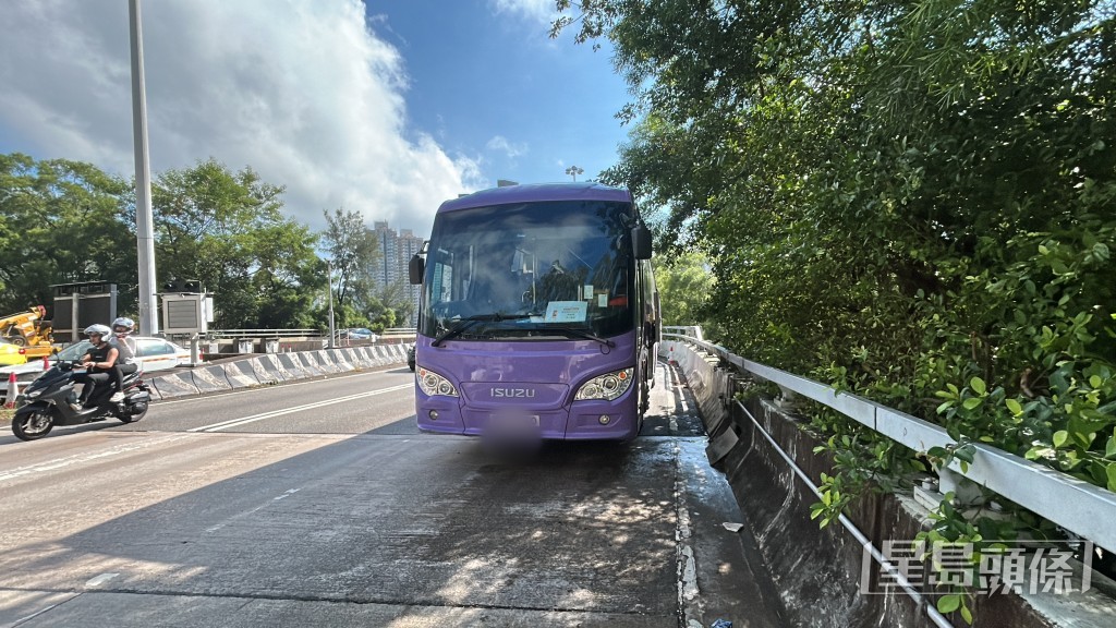 旅巴被拖往將軍澳隧道往觀塘方向入口。林思明攝