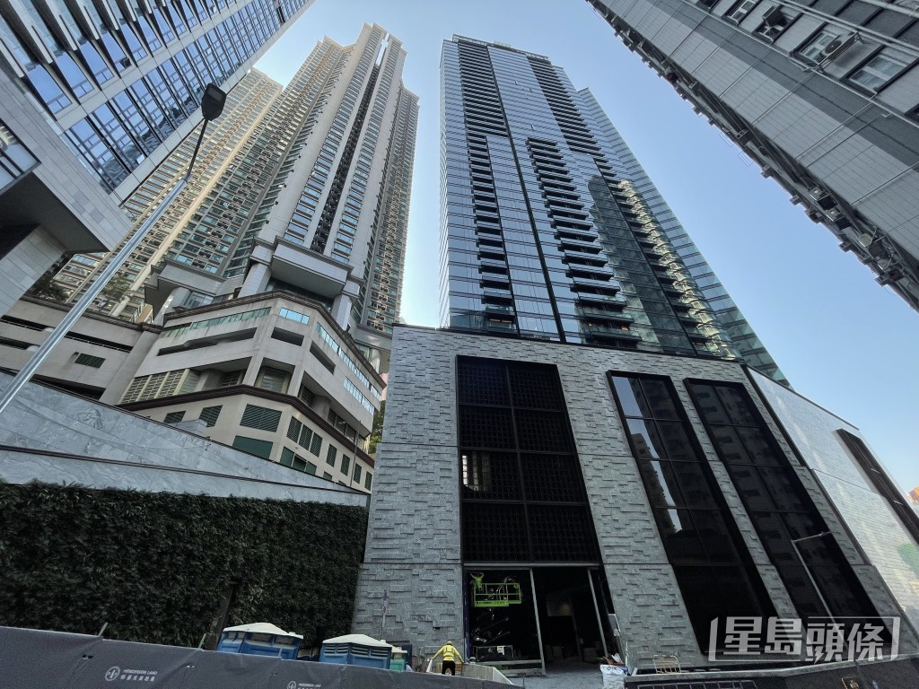 天御開售至今吸引多位城中名人與老牌家族入市，消息指，項目買家包括針織商人羅建生家族，以逾3.54億元買入全層特色戶。