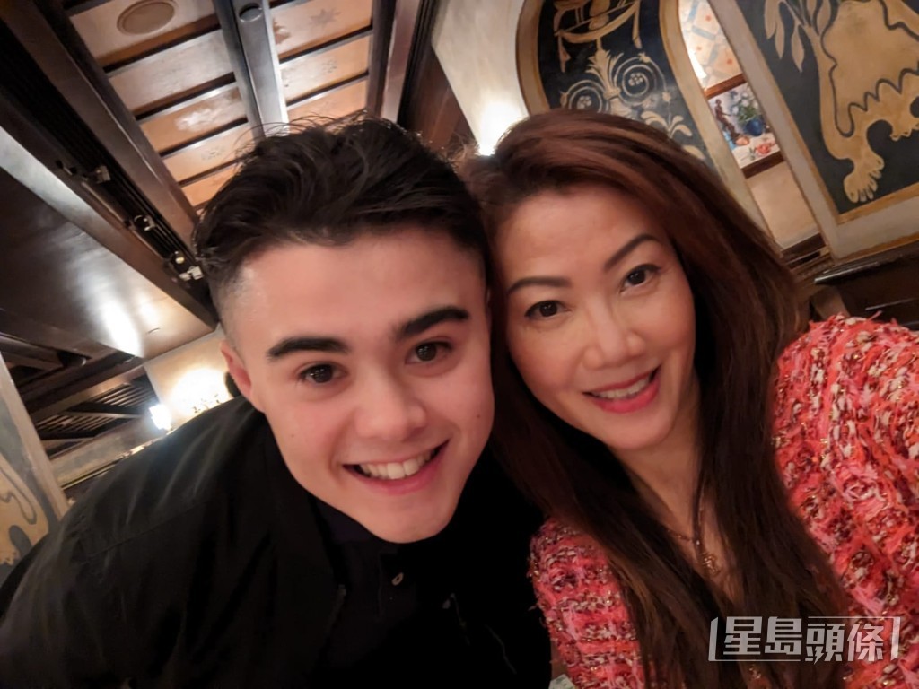 李国铭（左）受到父亲李格力及母亲江碧蕙（右）薰陶，踏上骑师之路。