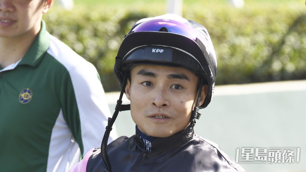  今朝楊明綸特意走到烽火台揾葉楚航傾談，詳細匯報「愛國者」同「運來勇士」進度。