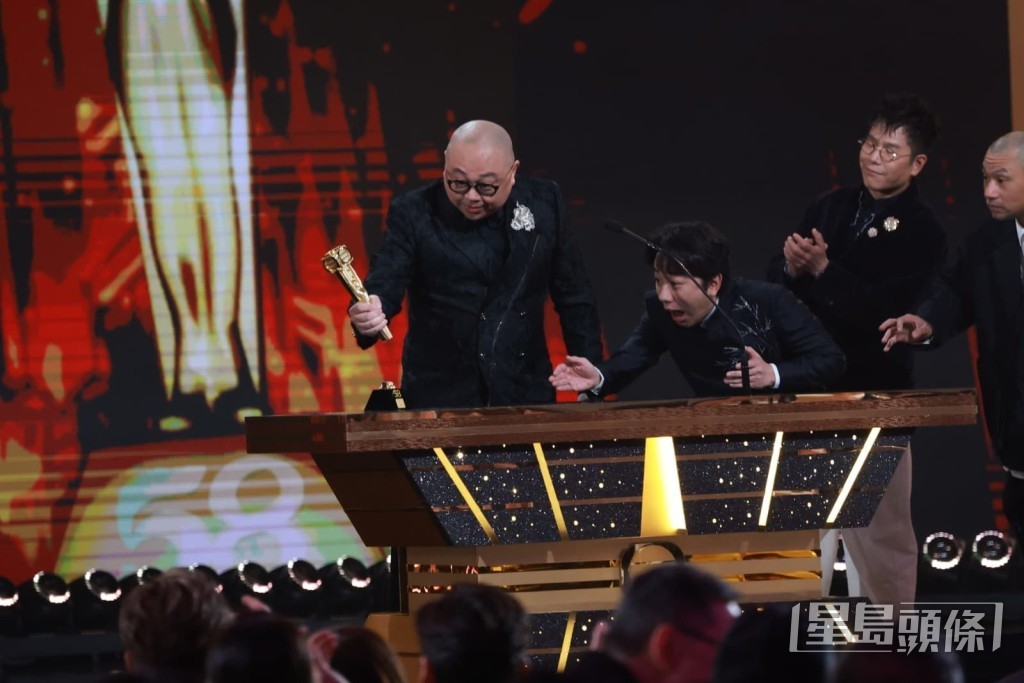 阿Bob獲獎後激動「鋤」爛個獎成為焦點。 阿Bob獲獎後激動「鋤」爛個獎成為焦點。