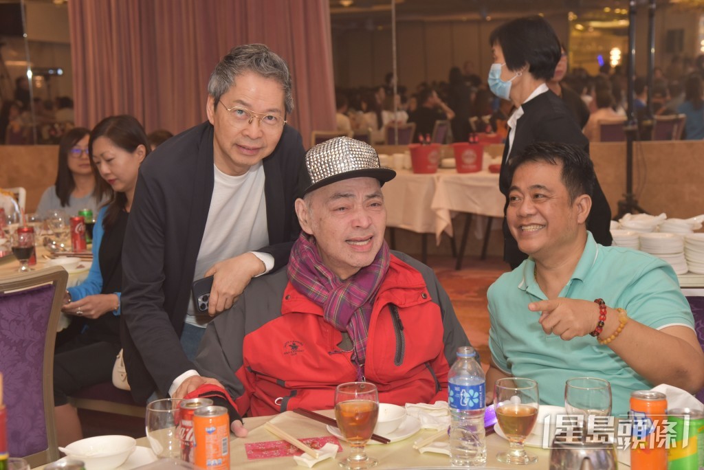 環星娛樂老闆張國林跟心情大靚的張偉文合照。 環星娛樂老闆張國林跟心情大靚的張偉文合照。