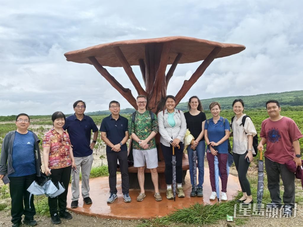 Erica多次隨生態專家考察外地的紅樹林，加深了解紅樹林固碳的功效。