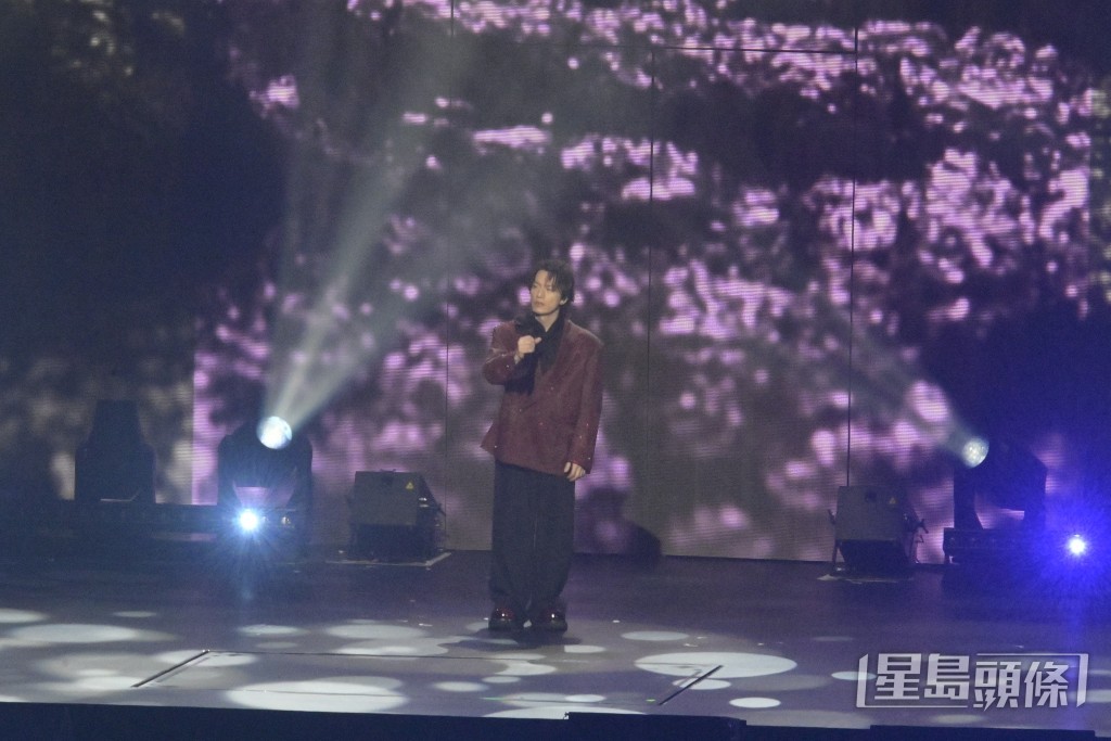 在《中年好聲音4》決賽首回合，首位登場的是鄭家聲。