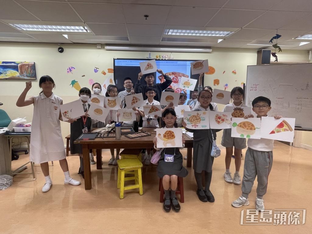鄧梓俊近年走進校園，教導木顏色繪畫技巧。 受訪者提供