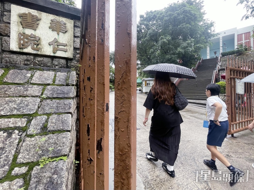 升中派位上周公布,不滿結果的家長連日和子女四出撲學校。(資料圖片,非涉事人) 升中派位上周公布,不滿結果的家長連日和子女四出撲學校。(資料圖片,非涉事人)