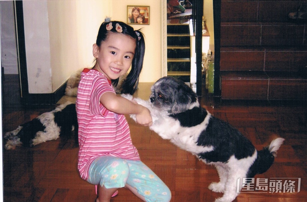 林静莉儿时与爱犬为伴。