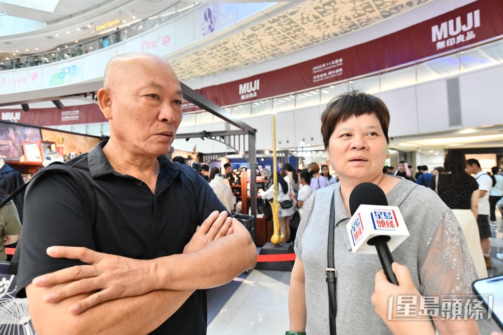 來港探親的福建旅客蔣生（左）、蔣太（右）。