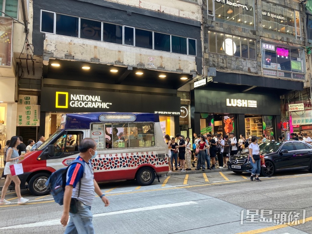 不少游客都会光顾雪糕车。资料图片