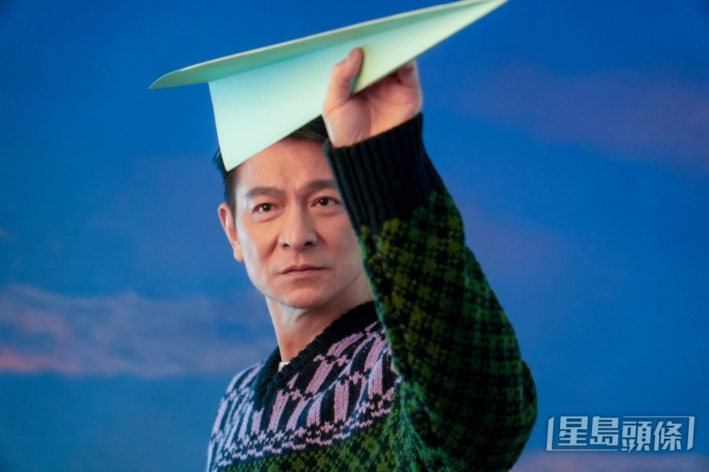 華仔歡欣地拿着紙飛機準備啟航。 華仔歡欣地拿着紙飛機準備啟航。