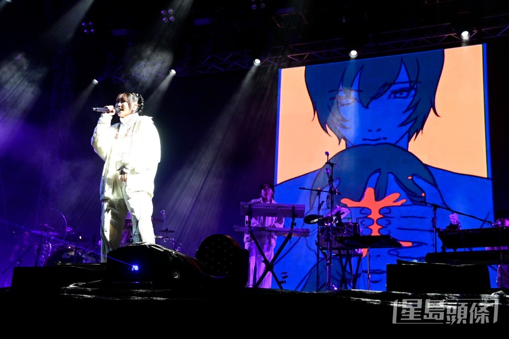 日本组合YOASOBI昨晚（1日）在中环海滨举行的“Clockenflap”音乐节中压轴演出。
