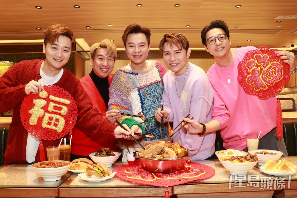 （左起）譚輝智、潘文龍、梁浩賢、劉威煌、甘永傑相聚食盆菜賀年，喻意馬年豐衣足食。