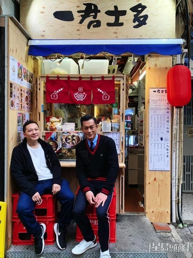 7年前鄧一君實現老闆夢，在油麻地開設小店賣車仔麵，古仔第一時間現身撐場。