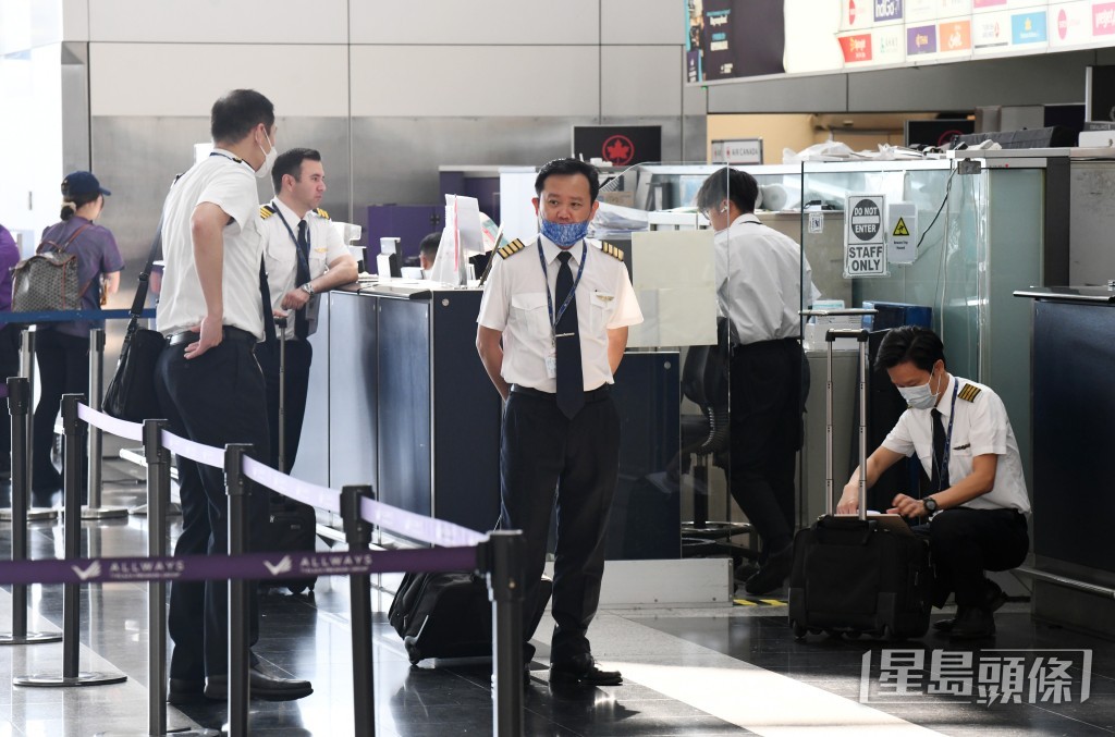 隨後在9月底公布薪酬架構調整,若機師工作時數因公司主動調整更表而減少,如航班取消、延誤、訓練航班調動或機型調整,公司在可行情況下會為機師編配新的飛行任務,盡可能避免機師的飛行時數減少。 隨後在9月底公布薪酬架構調整,若機師工作時數因公司主動調整更表而減少,如航班取消、延誤、訓練航班調動或機型調整,公司在可行情況下會為機師編配新的飛行任務,盡可能避免機師的飛行時數減少。